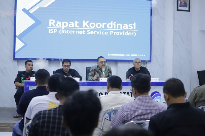 Kawasan-Segi-8-Ponorogo-Bakal-Steril-Dari-Kabel-Udara-1536x1024-1