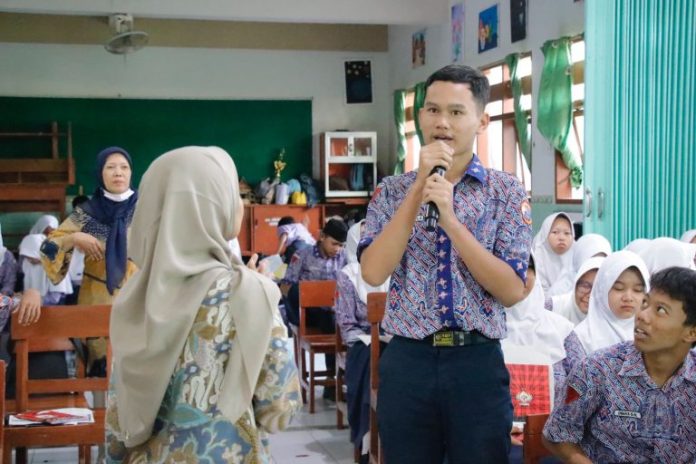 Sosialisasi-Konten-Digital-SMPN-4-Ponorogo-Undang-Analis-Berita-Dinas-Kominfo-768x512 (1)