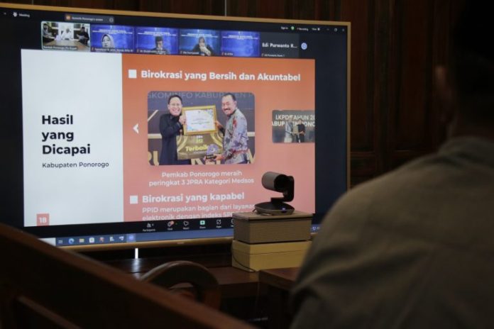 Sapto-Presentasikan-Peran-Aktif-PPID-Dalam-Keterbukaan-Informasi-Publik-di-Ponorogo-2-768x512