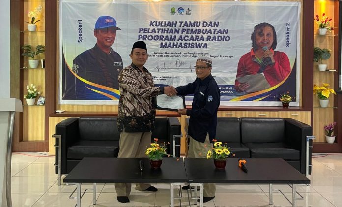 Radio-Mampu-Bertahan-di-Era-Digital-dengan-Adaptasi-dan-Kolaborasi-768x456-1.jpg